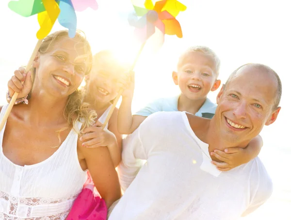 Familia feliz con niños en la playa — Foto de Stock