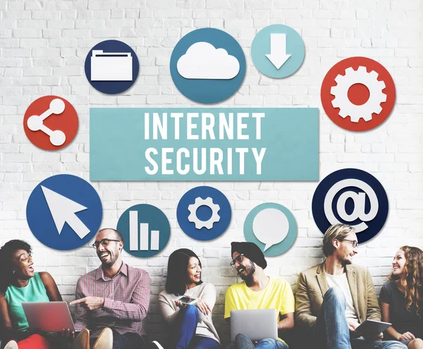 Vrienden van de diversiteit in de buurt van muur met internet security — Stockfoto