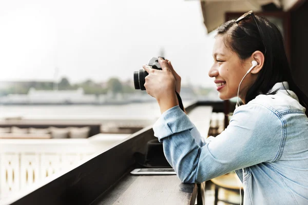 Vrouw maken foto door de camera — Stockfoto