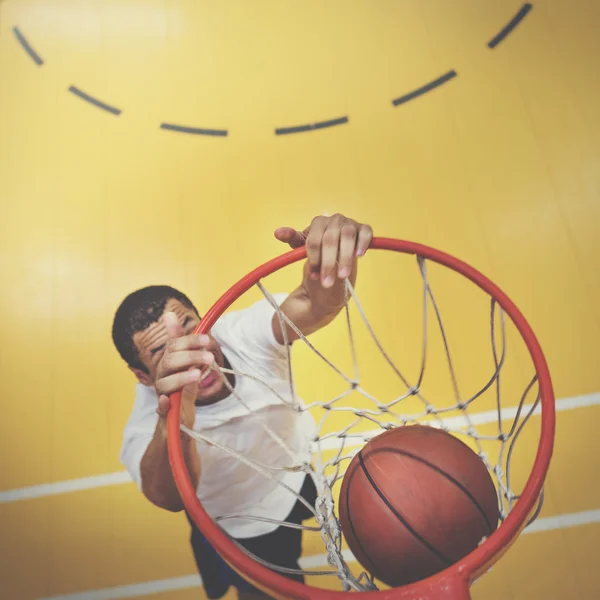 Deportista jugando al baloncesto — Foto de Stock