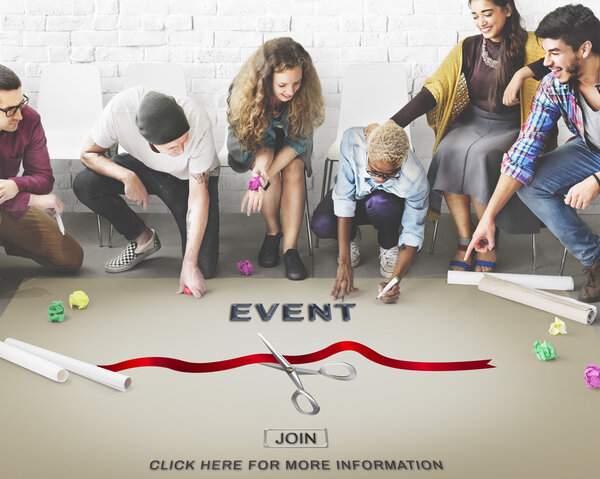 люди рисуют баннер на полу
 