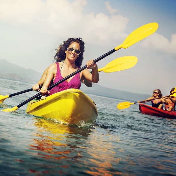 Mensen kajakken in de zee — Stockfoto