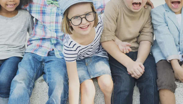 Happy Kids poserar tillsammans — Stockfoto