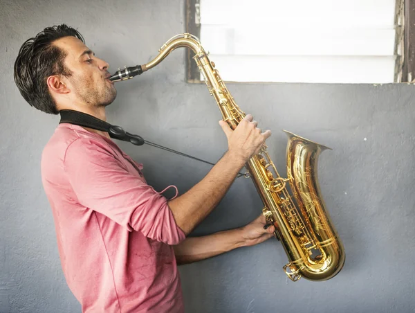Jazzman oynarken saksafon — Stok fotoğraf