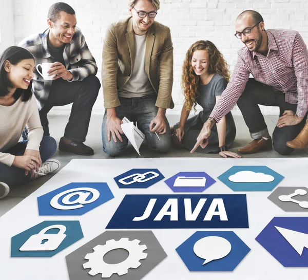 Designers travaillant avec poster et java — Photo