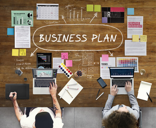 люди, работающие с ноутбуками за столом
