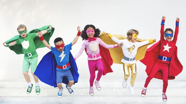 超级英雄的孩子们一起玩耍 — 图库照片