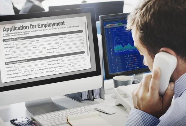 雇用のためのアプリケーションを使用してコンピューターに取り組んでいるビジネスマン — ストック写真