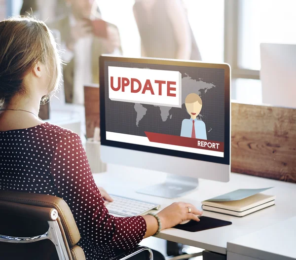 Geschäftsfrau arbeitet am Computer mit Update — Stockfoto