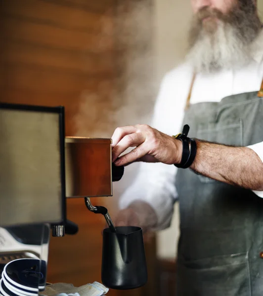 Barista fare il caffè — Foto Stock