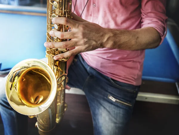 Jazzman suonare il sassofono — Foto Stock