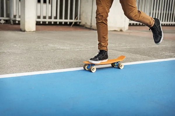 Muž jízda na skateboardu — Stock fotografie