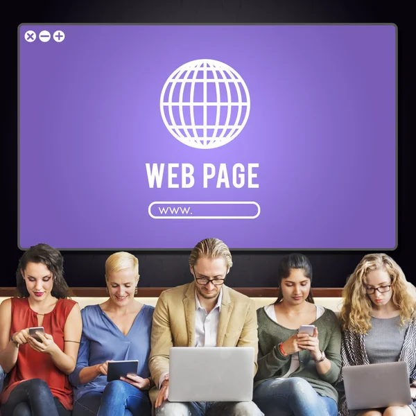 As pessoas sentam-se com dispositivos e página da Web — Fotografia de Stock