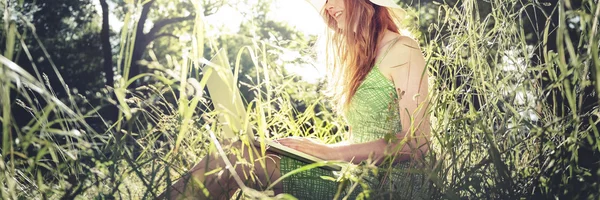 Frau entspannen in der Natur — Stockfoto