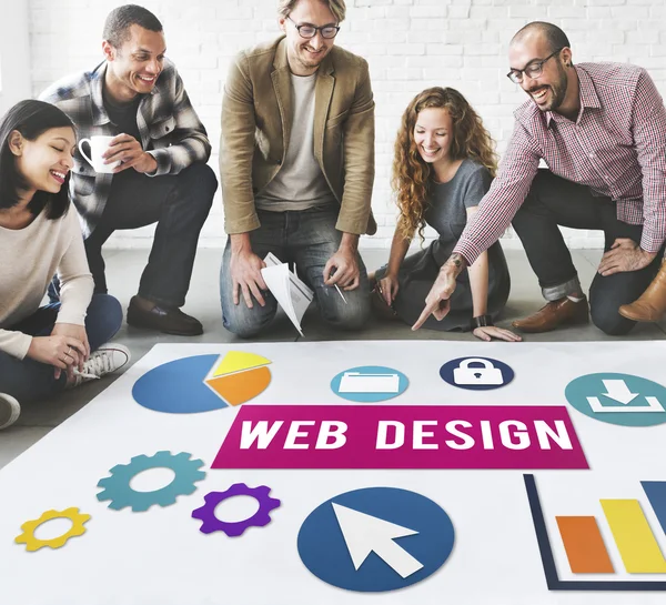 Σχεδιαστές που εργάζονται με αφίσα και web design — Φωτογραφία Αρχείου