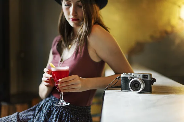 Fotografo ragazza con macchina fotografica — Foto Stock