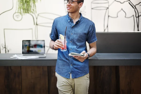 Hombre trabajando con computadora —  Fotos de Stock