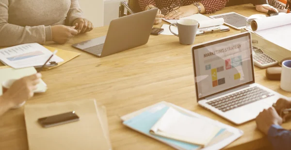 Les gens d'affaires travaillant dans le bureau — Photo