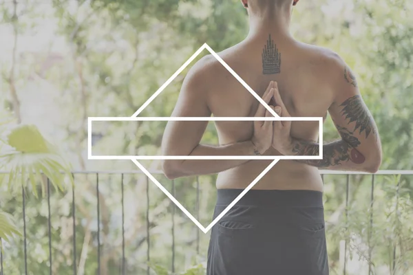 Hombre haciendo práctica de yoga — Foto de Stock