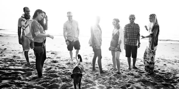 Amigos felizes se divertindo juntos — Fotografia de Stock