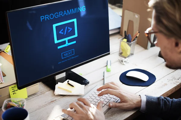 Hombre de negocios que trabaja con computadora en la oficina — Foto de Stock