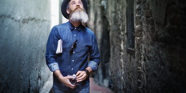 Fotoğraf makinesi ile yürüyen adam