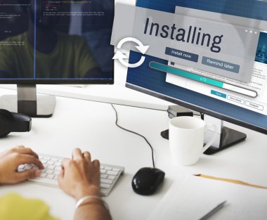 işadamı bilgisayardaki yükleme ile çalışma