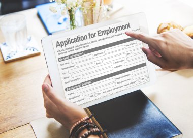 Dizüstü bilgisayarlı kadın elleri