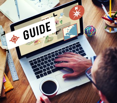 Dizüstü bilgisayarda çalışan adam 