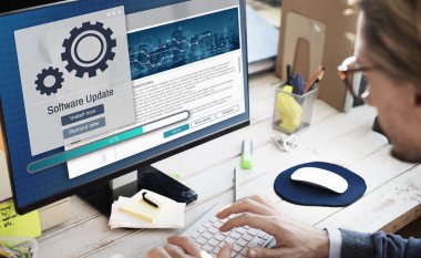 Ofiste bilgisayarla çalışan iş adamı