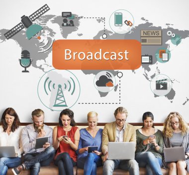 aygıtlar ve yayın ile insanlar oturup