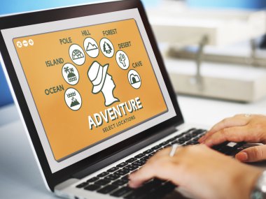 kişi bilgisayar ile çalışma