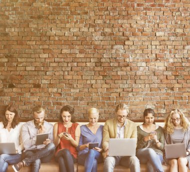 Çeşitlilik insanlarla dijital cihazlar