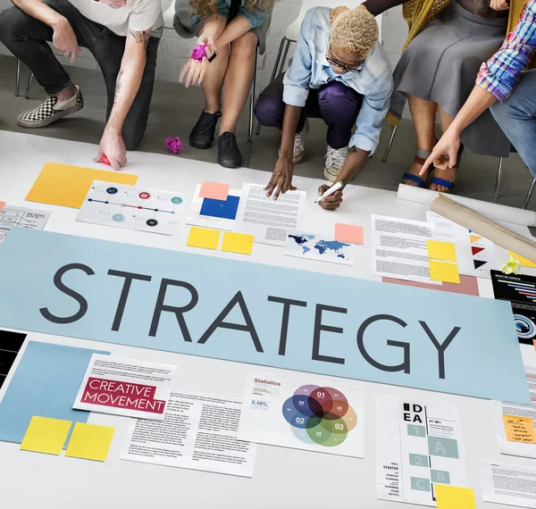 Kattaki insanlar çizim afiş