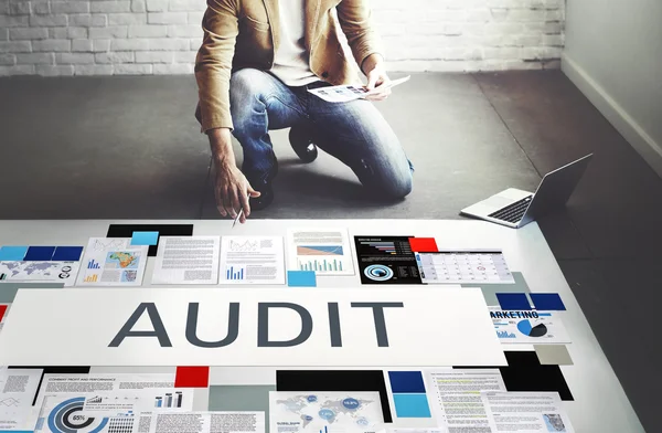 Zakenman werken met audit — Stockfoto