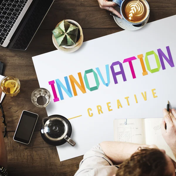 Mesa con póster con Innovación — Foto de Stock