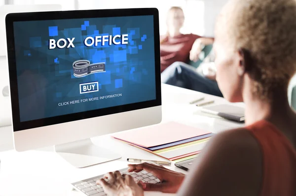 A Box Office számítógépen dolgozik üzletasszony — Stock Fotó