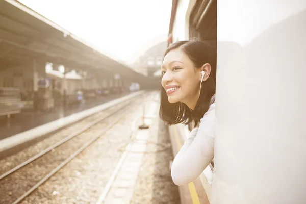 Красивая девушка путешествует на поезде — стоковое фото