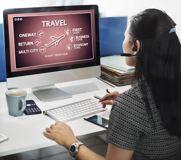 Affärskvinna arbetar på dator med resor — Stockfoto