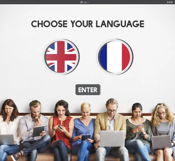 人们坐在一起的设备和选择你的语言 — 图库照片