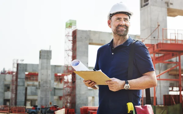 Trabajador de la construcción Mirando el plan de construcción —  Fotos de Stock