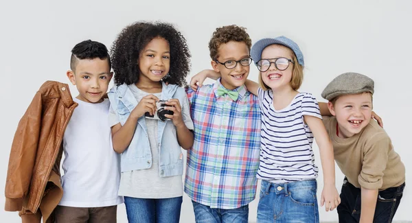 Glückliche Kinder posieren zusammen — Stockfoto