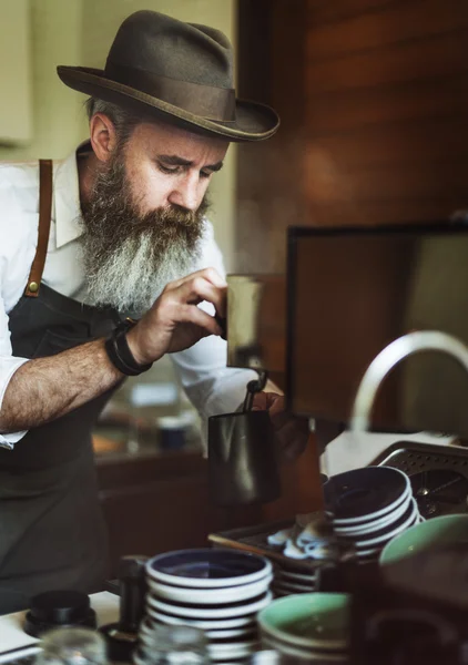 Barista haciendo café —  Fotos de Stock