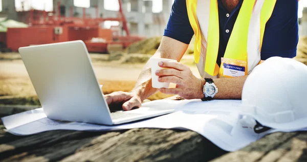 Bouw werknemer kijken naar Bouwtekening — Stockfoto