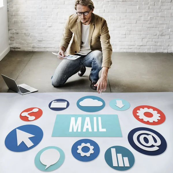 Zakenman werken met mail — Stockfoto