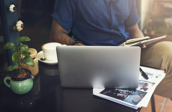 Homem trabalhando com computador — Fotografia de Stock