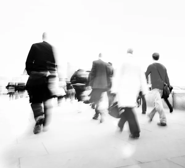 Zakenmensen wandelen in de stad — Stockfoto