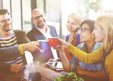 insanlar yeni start-up işlerini kutluyor