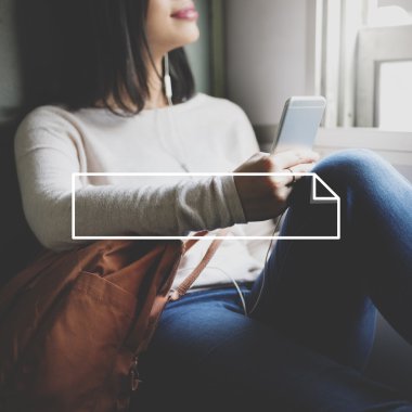 pencerede oturan kadın 