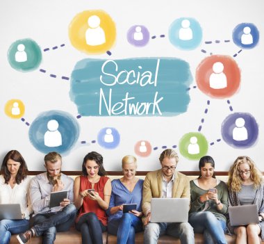 aygıtlar ve sosyal ağ ile insanlar oturup